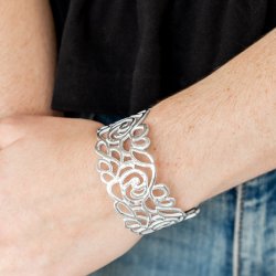 Paparazzi Victorian Gardens - White